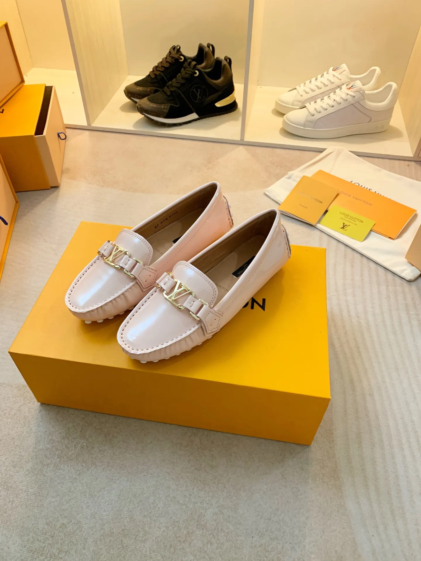 p460💰Couple model❤️🇫🇷 𝙇𝙤𝙪𝙞𝙨 𝙑𝙪𝙞𝙩𝙩𝙤𝙣 🇫🇷Louis Vuitton 2023 Classic𝓛𝓿 𝓣𝓻𝓪𝓲𝓷𝓮𝓻 Sports Series ➪➪➪¯ [Arizona Doudou Shoes Series] ▪️▪️▪️Arizona slip-on shoes are made of Monogram Eclipse canvas. Its hand-painted and dyed edges and hand-sewn uppers fully demonstrate Louis Vuitton's traditional shoemaking craftsmanship. This slip-on shoe is very lightweight. The integrated tongue and upper make it particularly comfortable and flexible. The soft outsole is equipped with rubber padding. Decorated with matching sash. Detailed features: ☑️Monogram Eclipse canvas ☑️Black Eclipse pattern ☑️Hand-painted shoe edges ☑️Hand-sewn uppers (each pair takes time to process) ☑️Integrated tongue and upper construction ☑️Outsole equipped with rubber lining ☑️size: 35_46